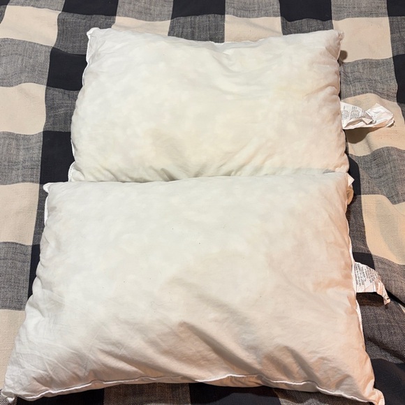 Sealy Standard Queen Pillows - set of two - Picture 4 of 6